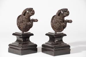 Maestro Veneto, Fine XVI Secolo, Coppia di protomi in bronzo in guisa di cani proveniente da un grande cabinet
